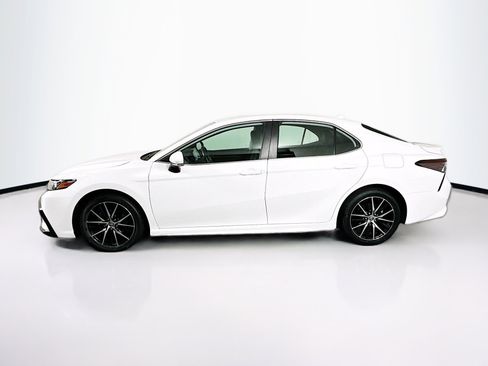 Used 2023 Toyota Camry SE image 4