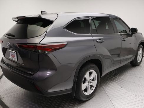 Used 2024 Toyota Highlander LE AWD/4WD image 8