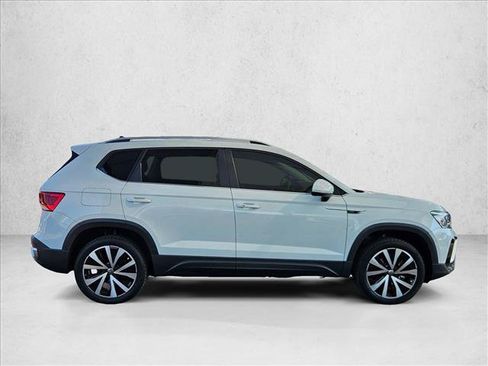 Used 2022 Volkswagen Taos SE FWD image 4