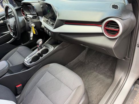 Used 2024 Chevrolet Trax RS FWD image 11