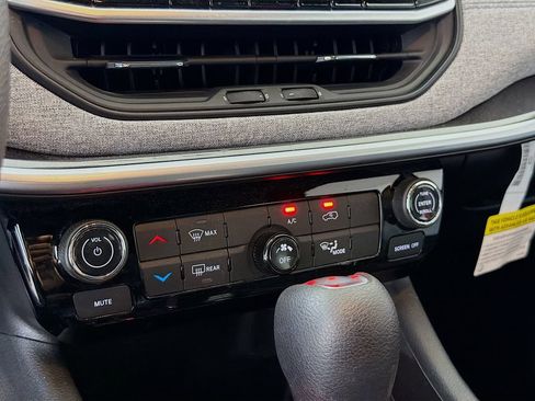 Used 2025 Jeep Compass Sport AWD/4WD image 19
