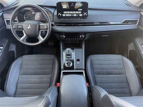 Used 2024 Mitsubishi Outlander SE image 11