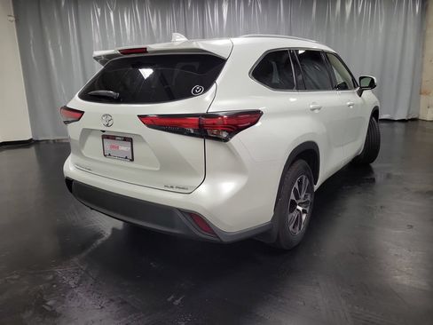 Used 2022 Toyota Highlander XLE AWD/4WD image 8
