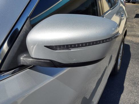 Used 2018 Nissan Rogue SV image 9