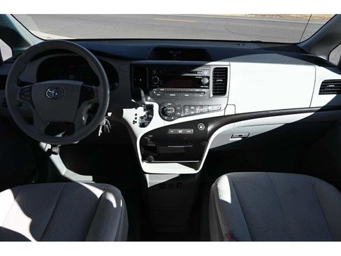 Used 2013 Toyota Sienna LE image 22