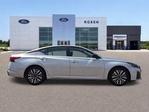 Used 2024 Nissan Altima 2.5 SV FWD image 2