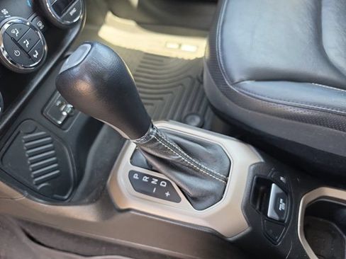 Used 2017 Jeep Renegade Limited FWD image 24