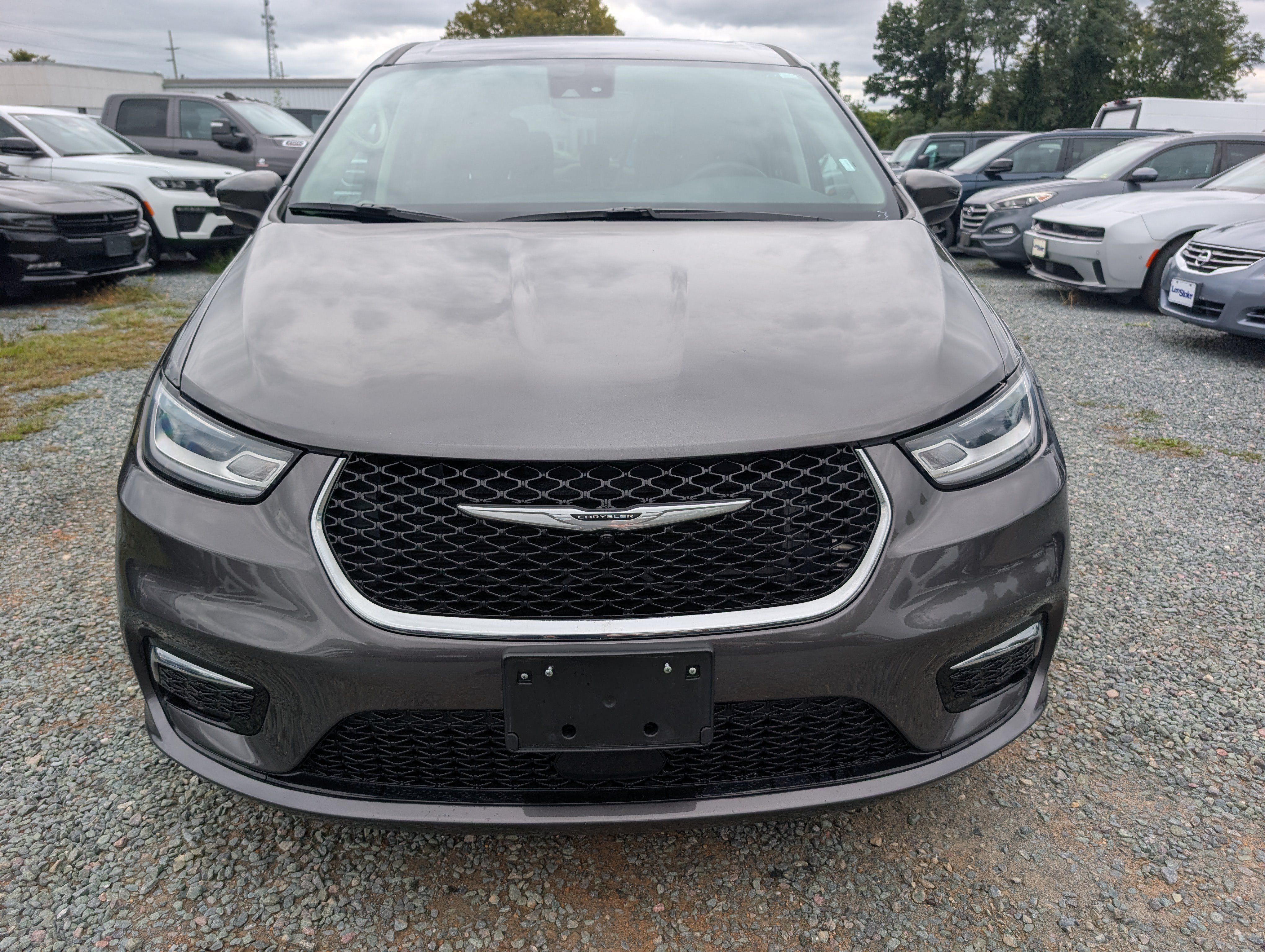 Used 2023 Chrysler Pacifica Touring-L FWD image 8