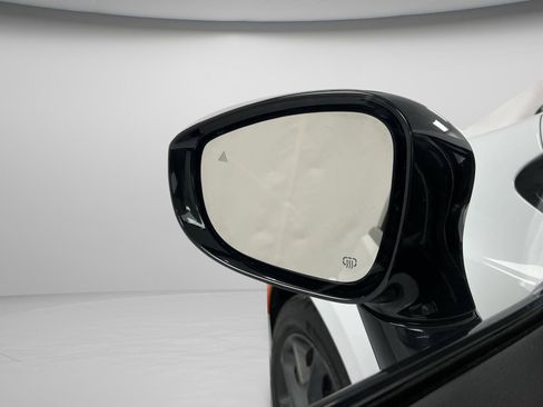 Used 2025 Chrysler Pacifica Limited FWD image 11