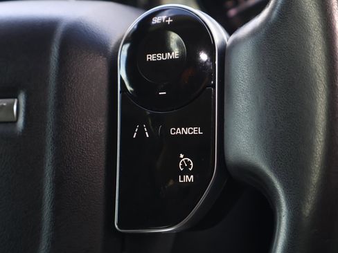 Used 2020 Land Rover Discovery SE image 23