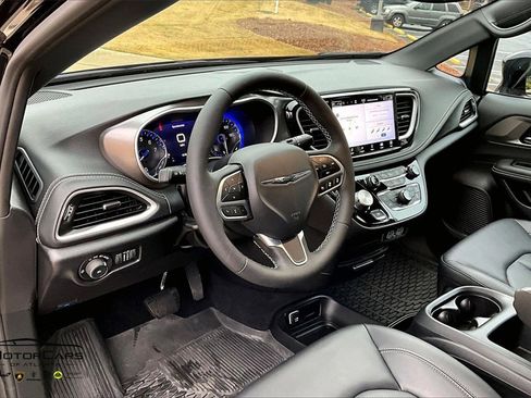 Used 2025 Chrysler Pacifica Select image 13