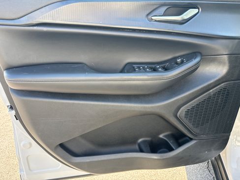 Used 2024 Jeep Grand Cherokee Laredo image 10