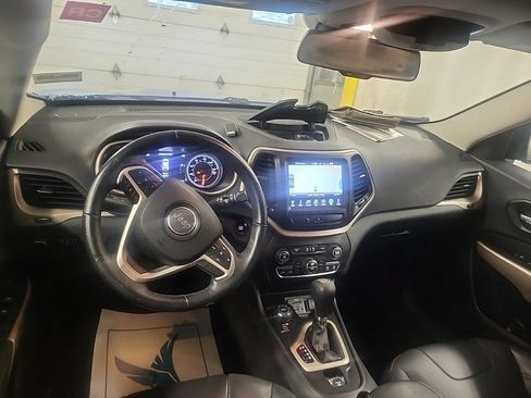 Used 2018 Jeep Cherokee Limited w/ Luxury Group AWD/4WD image 7