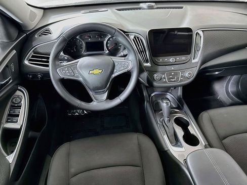 Used 2018 Chevrolet Malibu LT w/ Driver Confidence Package FWD image 3