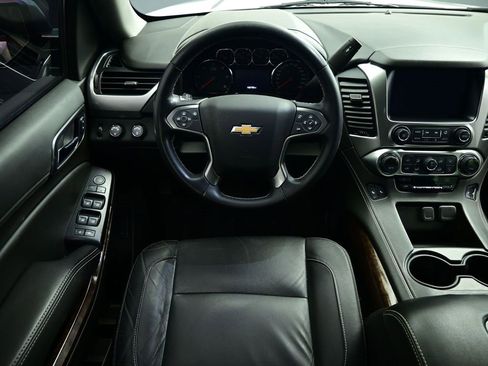 Used 2020 Chevrolet Suburban LT image 2