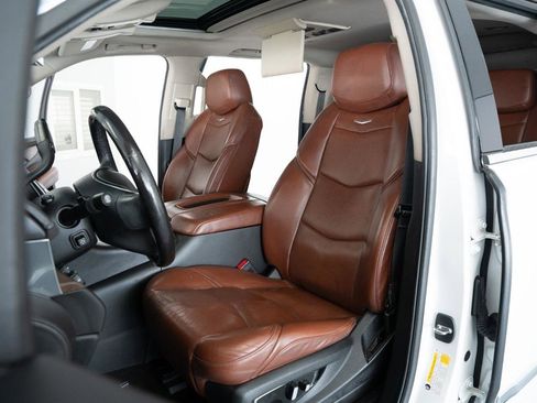 Used 2020 Cadillac Escalade ESV Premium Luxury image 12