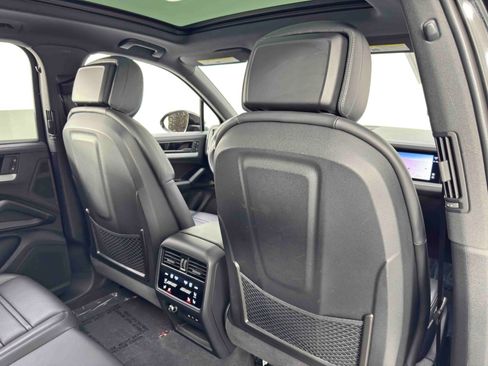Used 2024 Porsche Cayenne w/ Premium Package image 39