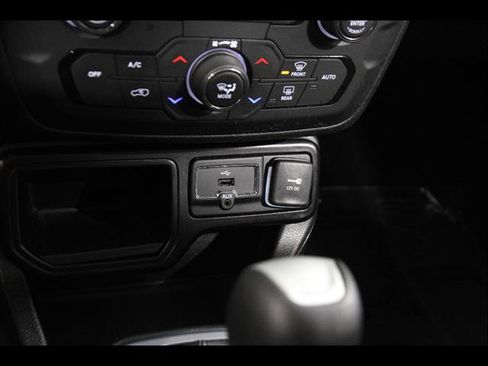 Used 2018 Jeep Renegade Latitude w/ Cold Weather Group image 15