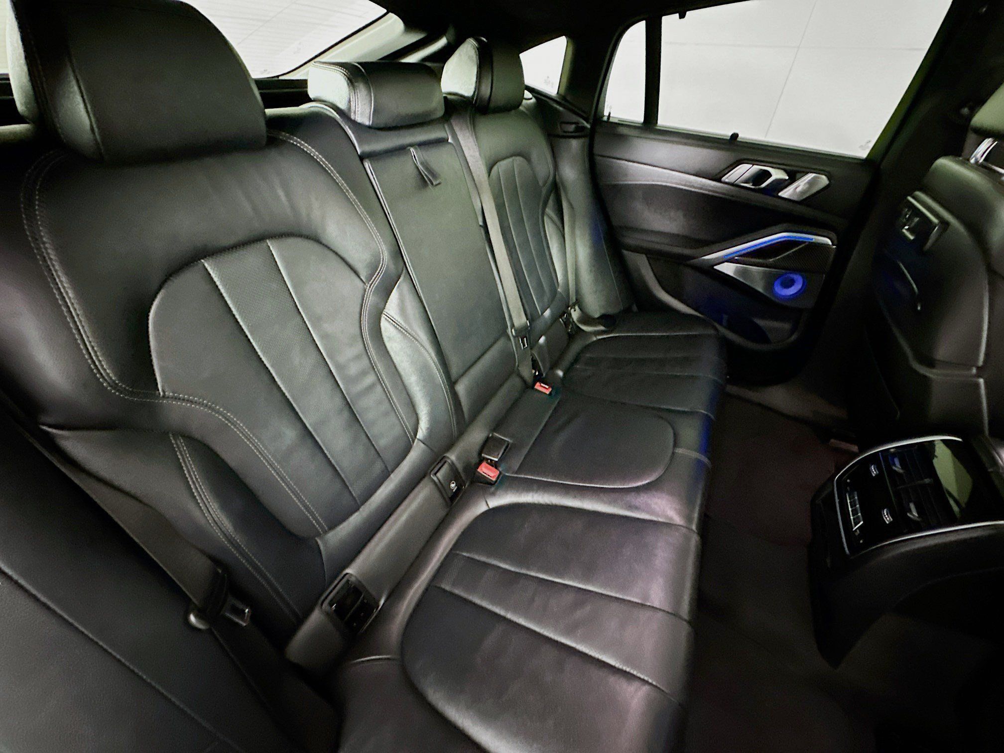 Used 2022 BMW X6 M50i AWD/4WD image 27