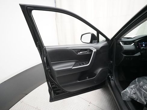 Used 2025 Toyota RAV4 XLE image 29