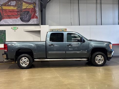 Used 2011 GMC Sierra 2500 SLE w/ SLE Preferred Package AWD/4WD image 3