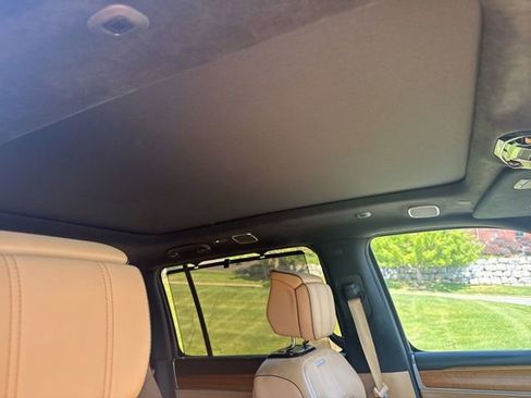 Used 2023 Jeep Grand Wagoneer Series III AWD/4WD image 15