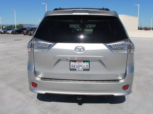 Used 2019 Toyota Sienna SE w/ SE Preferred Package AWD/4WD image 4