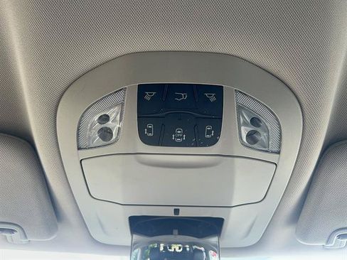 Used 2024 Chrysler Pacifica Touring-L FWD image 31