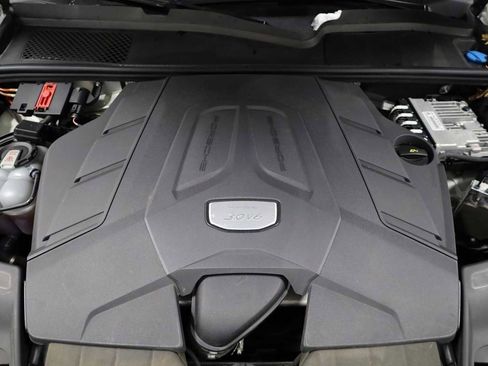 Certified 2023 Porsche Cayenne Platinum Edition image 42