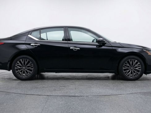 Used 2025 Nissan Altima 2.5 SV FWD image 11
