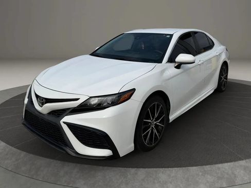 Used 2021 Toyota Camry SE FWD image 3