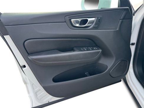Certified 2022 Volvo XC60 B5 Momentum w/ Climate Package image 10