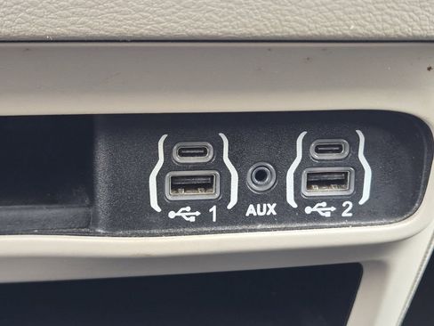 Used 2023 Chrysler Voyager LX image 28