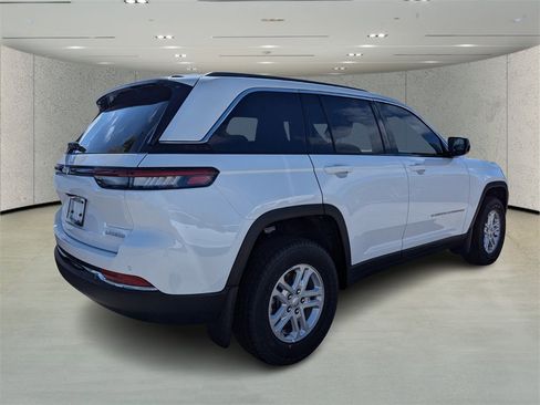 New 2025 Jeep Grand Cherokee Laredo w/ MOPAR Finishing Package image 4