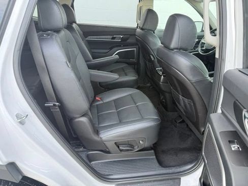 Used 2024 Kia Telluride EX w/ EX Captain's Chair Package AWD/4WD image 15
