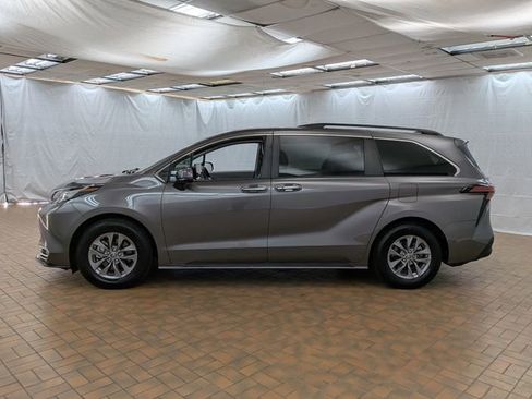 Used 2022 Toyota Sienna XLE w/ XLE Plus Package FWD image 4