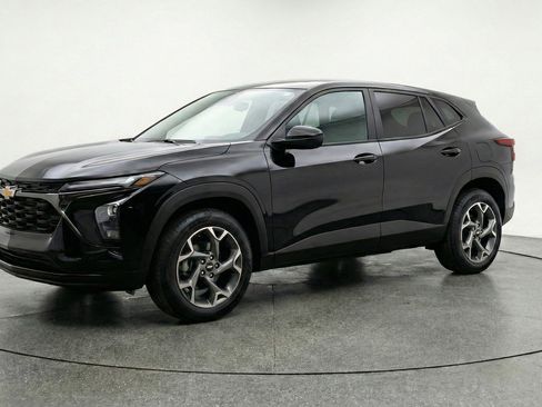 Used 2025 Chevrolet Trax LT FWD image 3