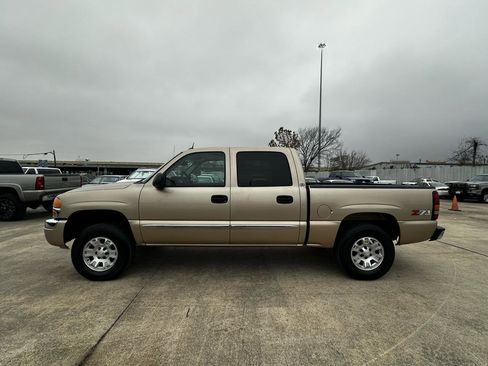 Used 2005 GMC Sierra 1500 SLE w/ Off-Road Package image 2