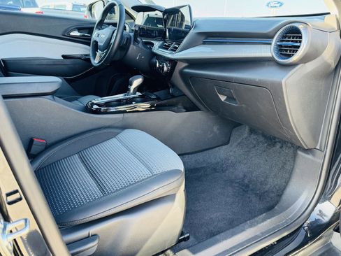 Used 2025 Chevrolet Trax LT w/ LT Convenience Package image 29