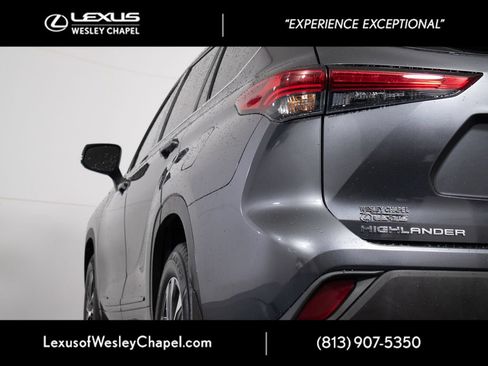 Used 2022 Toyota Highlander XLE AWD/4WD image 9