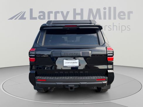 Certified 2025 Toyota 4Runner SR5 AWD/4WD image 4