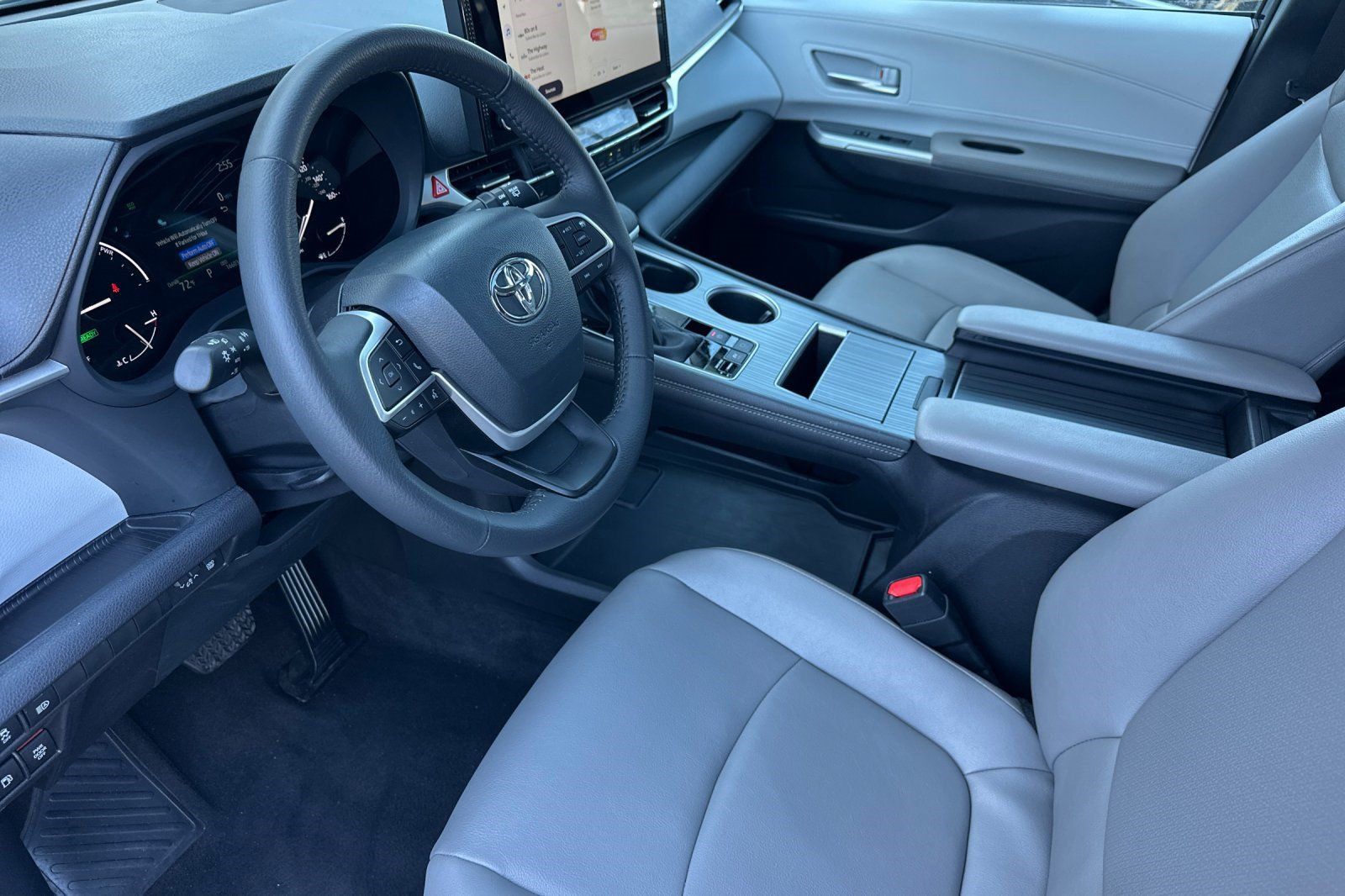 Used 2026 Toyota Sienna XLE FWD image 4