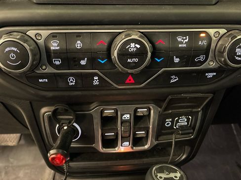 Used 2018 Jeep Wrangler Unlimited Sahara w/ Cold Weather Group AWD/4WD image 19