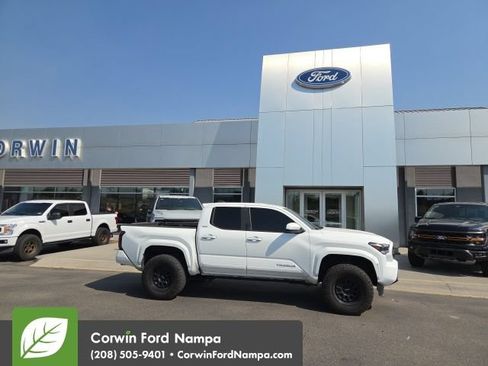 Used 2025 Toyota Tacoma SR5 AWD/4WD image 6