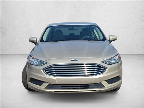 Used 2018 Ford Fusion SE w/ Fusion SE Technology Package FWD image 2