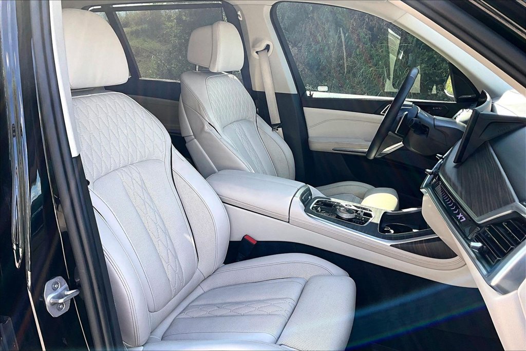 Used 2025 BMW X7 xDrive40i w/ Premium Package AWD/4WD image 9