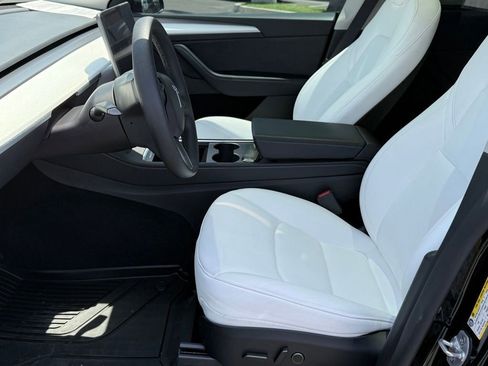 Used 2024 Tesla Model Y 2WD image 19