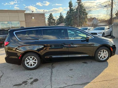 Used 2025 Chrysler Pacifica Select image 5