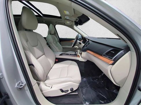 Used 2022 Volvo XC90 T6 Momentum AWD/4WD image 25