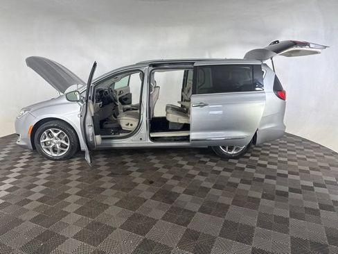 Used 2018 Chrysler Pacifica Limited FWD image 11